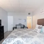 Bright Stylish Condo A Block Away From The Beach